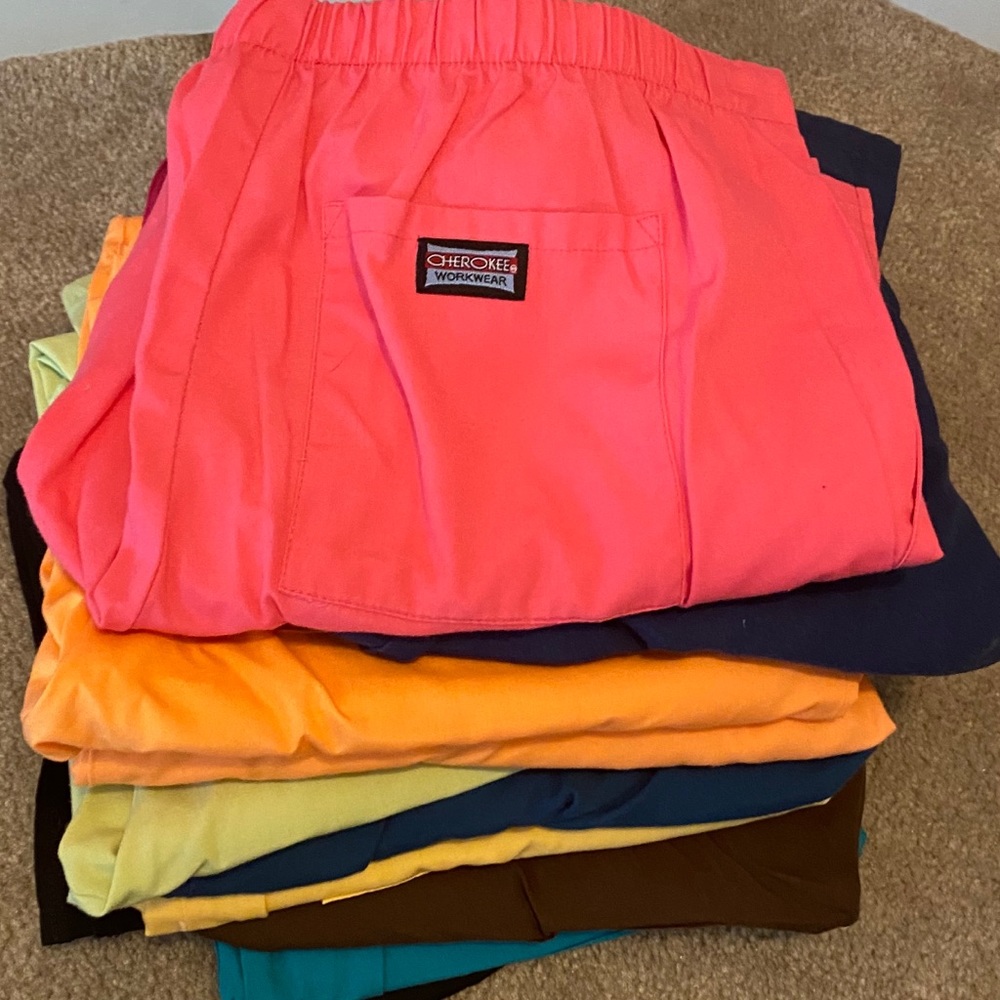 11 XS 4101 Cherokee scrub pants